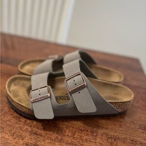 Birkenstock Arizona sandal in color stone. Size 39.